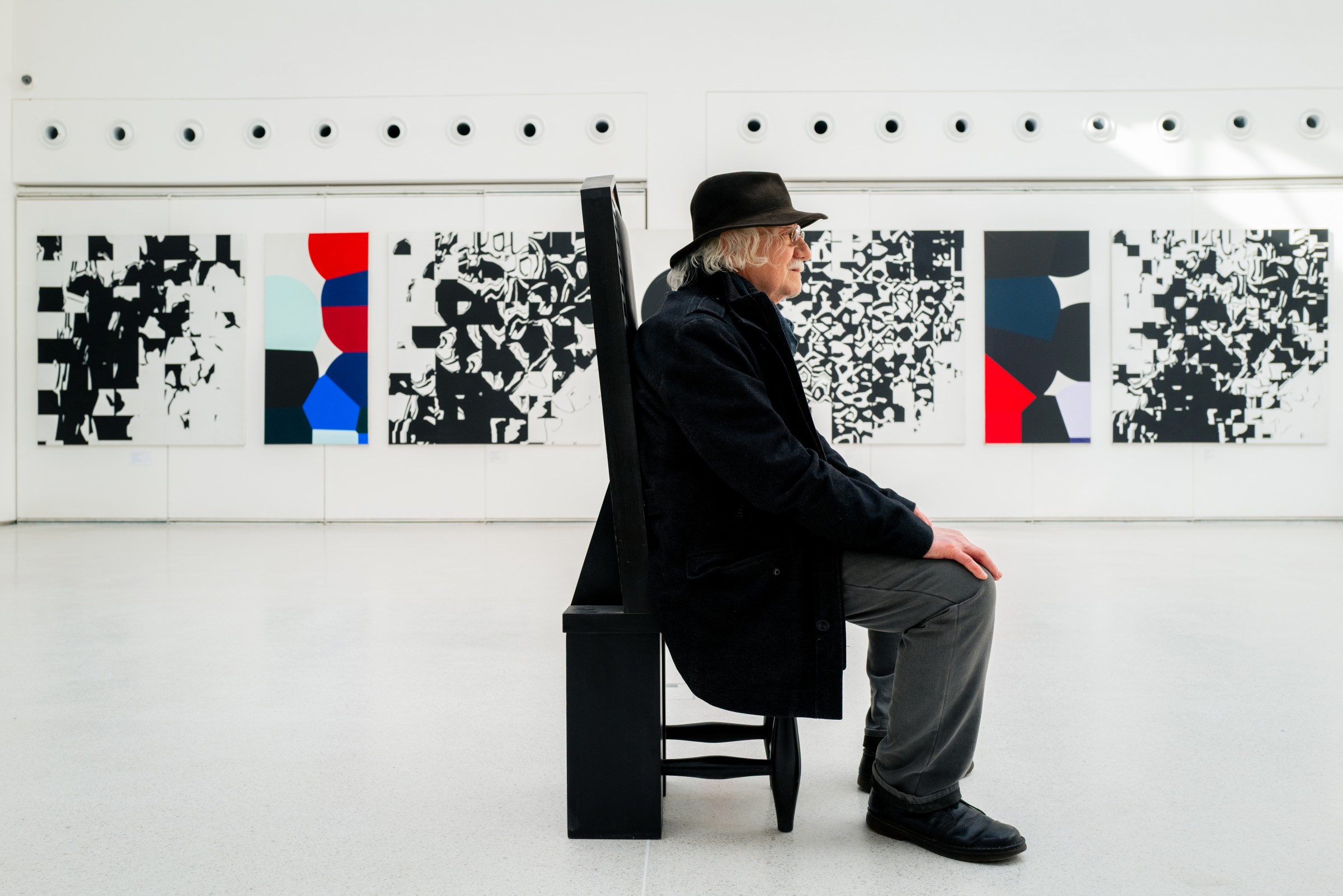 Radomír Leszczynski (*1945) na výstavě OKOUZLENI GEOMETRIÍ, Mánes, duben 2025